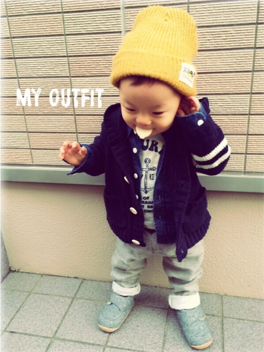 ブルー系のシャツ/ブラウス、ホワイト系のTシャツ/カットソーを着用したキッズの冬コーディネートの1枚目の写真