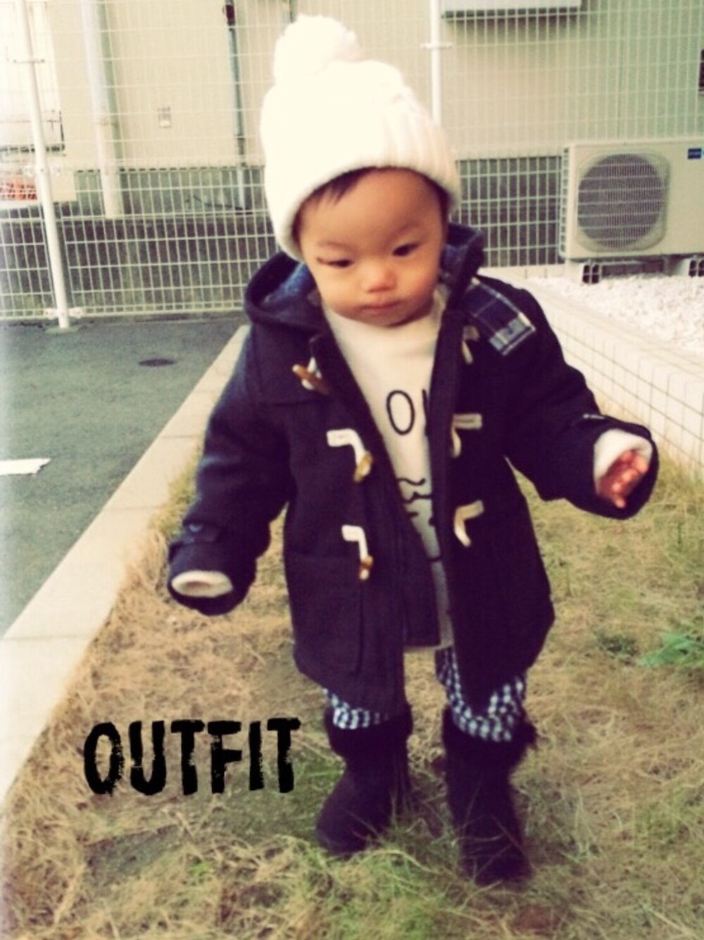 ブルー系のダッフルコート、ホワイト系のニットキャップ/ビーニーを着用したキッズの冬コーディネートの1枚目の写真