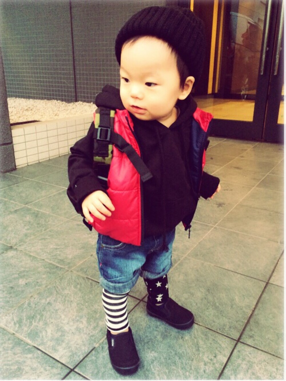 グリーン系のバックパック/リュック、レッド系のダウンベスト、その他のその他を着用したキッズの冬コーディネートの1枚目の写真