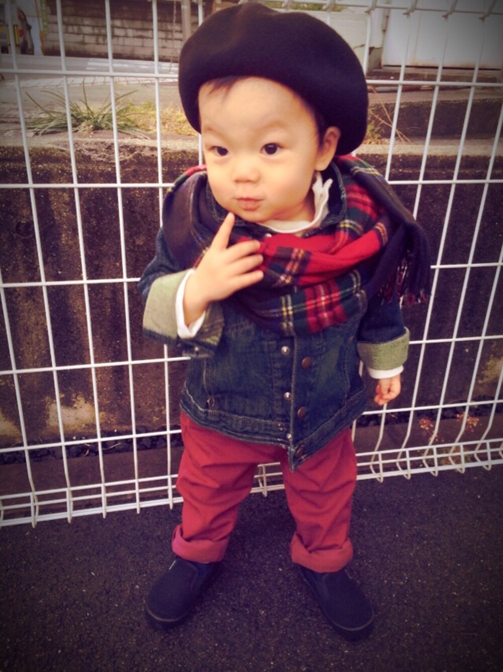 その他のデニムジャケット、ブラック系のマフラー、その他のその他を着用したキッズの冬コーディネートの1枚目の写真