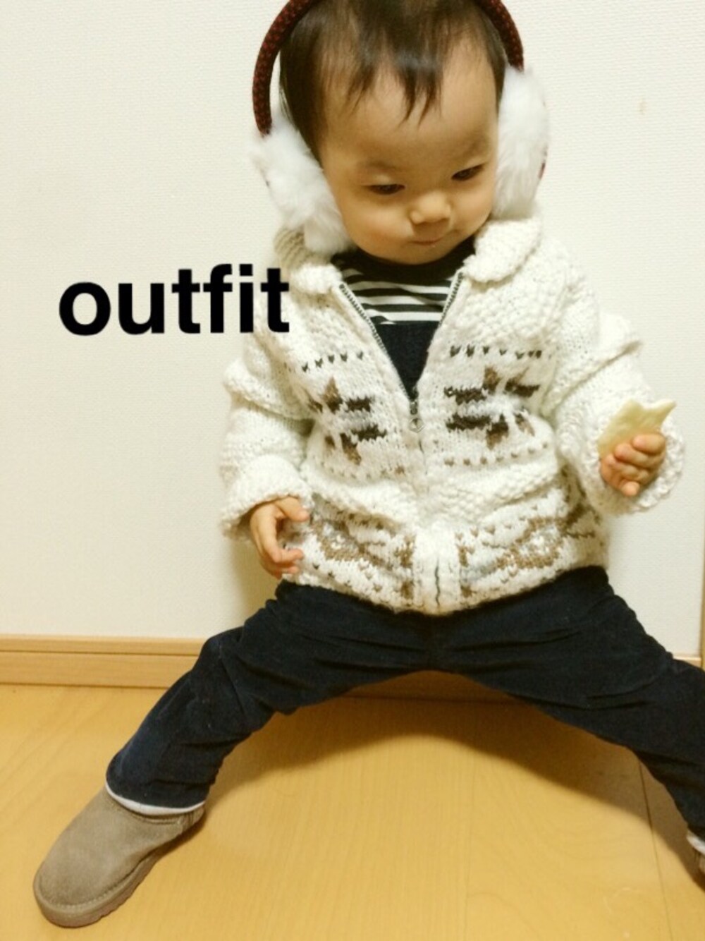 ホワイト系のニット/セーター、ブルー系のサロペット/オーバーオール、ブラック系のTシャツ/カットソーを着用したキッズの冬コーディネートの1枚目の写真