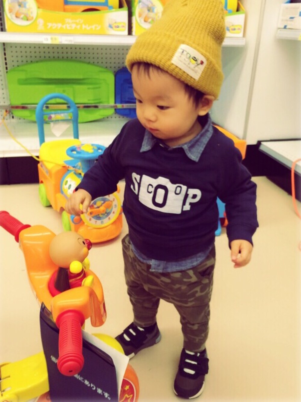 ブルー系のシャツ/ブラウス、グレー系のスニーカー、その他のその他を着用したキッズの冬コーディネートの1枚目の写真