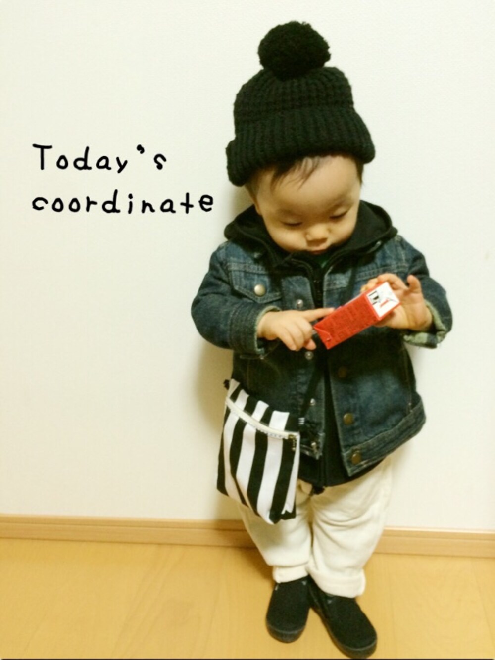 ブラック系のパーカー、ホワイト系のショルダーバッグ、その他のその他を着用したキッズの冬コーディネートの1枚目の写真