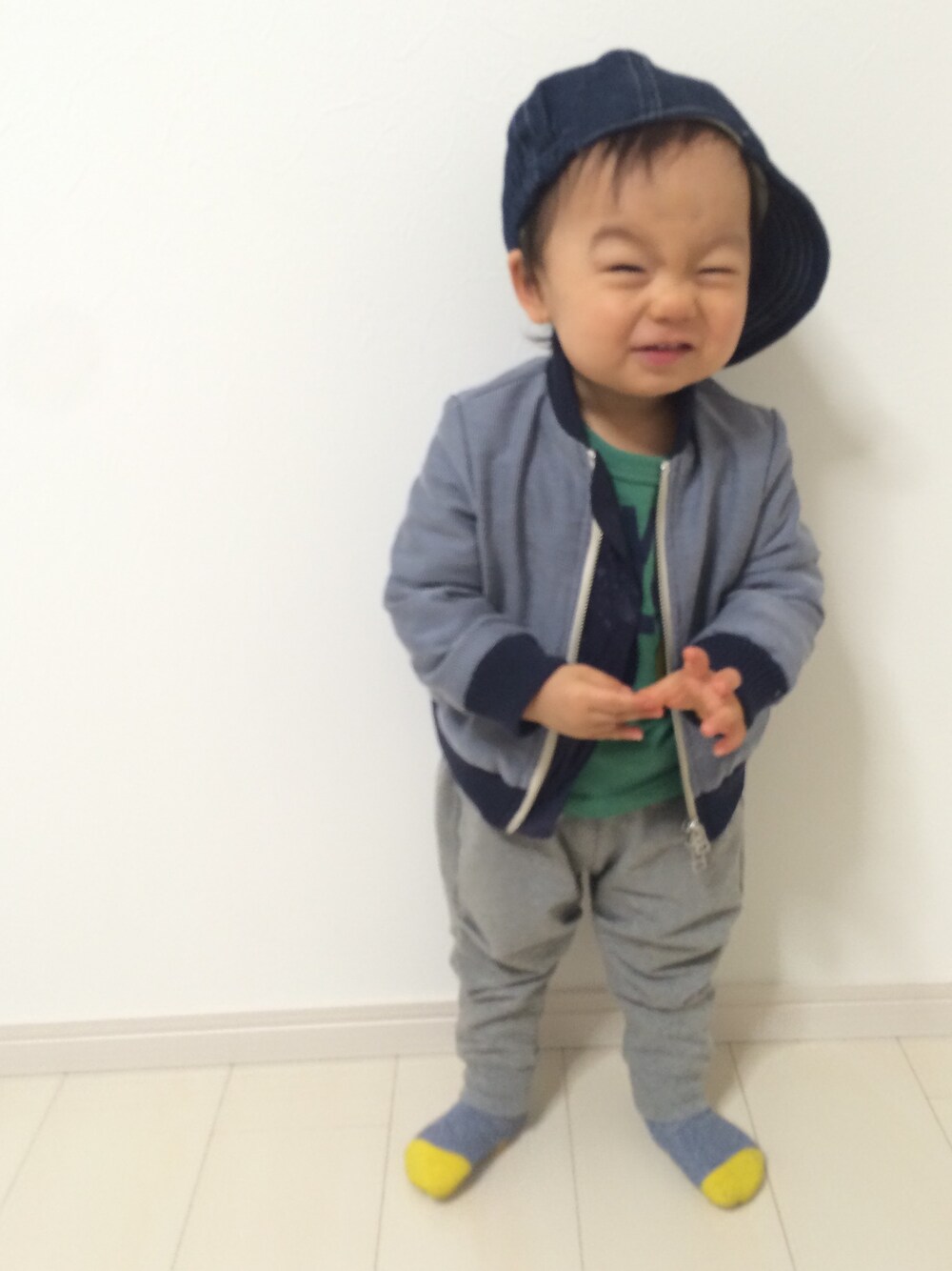 ブルー系のダウンジャケット/コート、グリーン系のTシャツ/カットソー、その他のその他を着用したキッズの冬コーディネートの1枚目の写真