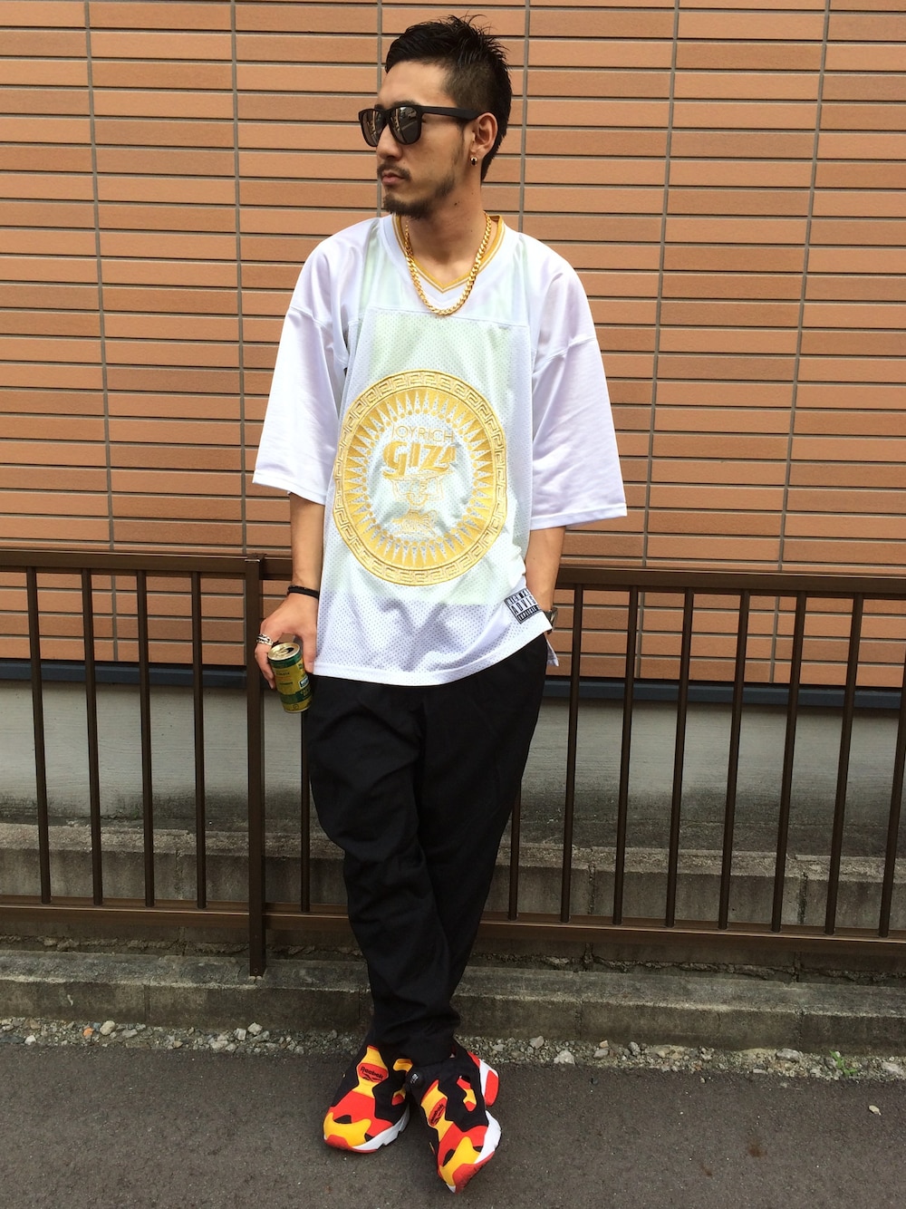 「サングラス、ポンプフューリー、黒パンツ、ミラーサングラス、ロングTシャツ、金ネックレス、缶コーヒー、ランニングシューズ、ネックレス、ビッグシルエット」｜「JOYRICHのGiza Shield Athletic Big Tee（Tシャツ/カットソー、ホワイト系）」を使った、染みちゃんさん（メンズ・176cm）の夏コーディネートの1枚目の写真