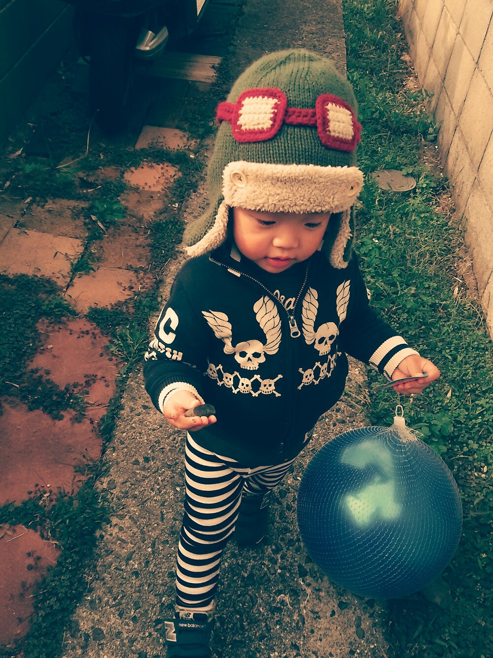 ブラック系のジャケット/アウター、その他のパンツ、グレー系のスニーカーを着用したキッズの冬コーディネートの1枚目の写真