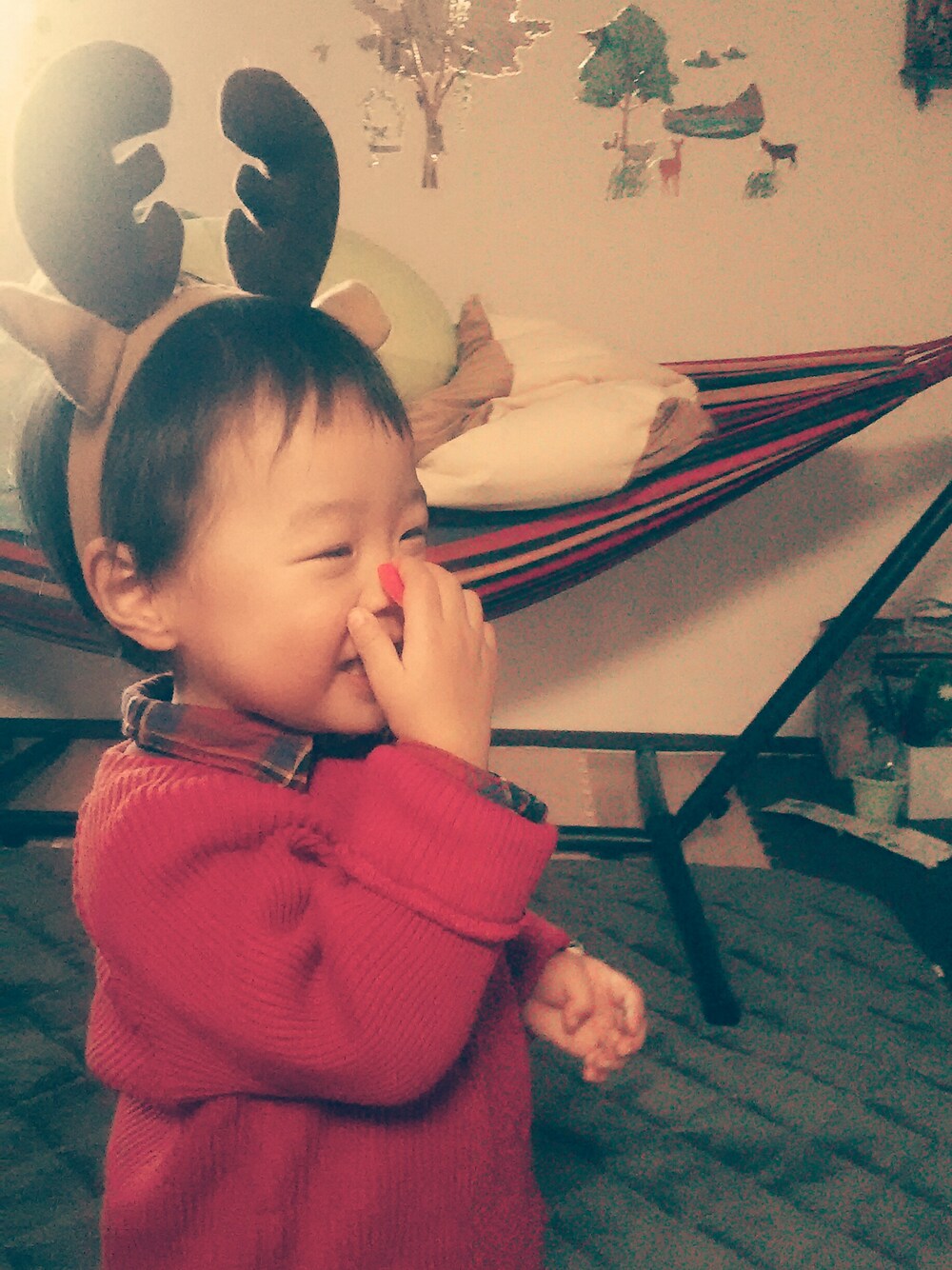 レッド系のニット/セーター、その他のその他を着用したキッズの冬コーディネートの1枚目の写真