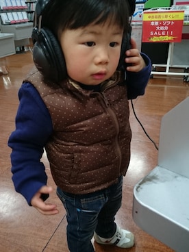 「アイテム（ダウンベスト、ブラウン系）」を使った、Saorinさん（キッズ・80cm）の冬コーディネート