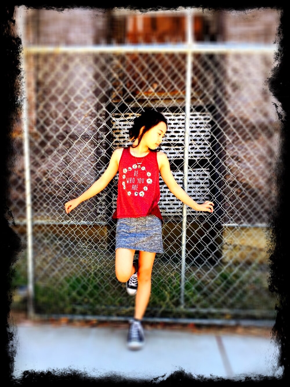 「VINTAGE、stylish、Cute、sneakers」｜「xhilarationのアイテム（タンクトップ、レッド系）」を使った、puppyloveMさん（キッズ・142cm）の夏コーディネートの1枚目の写真