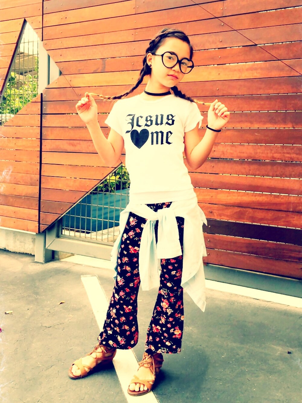 「ootd、flower、flowerpattern、Tシャツ、ロゴT、おしゃれめがね、デニムシャツ」｜「FOREVER 21のアイテム（Tシャツ/カットソー、ホワイト系）」を使った、puppyloveMさん（キッズ・142cm）の秋コーディネートの1枚目の写真