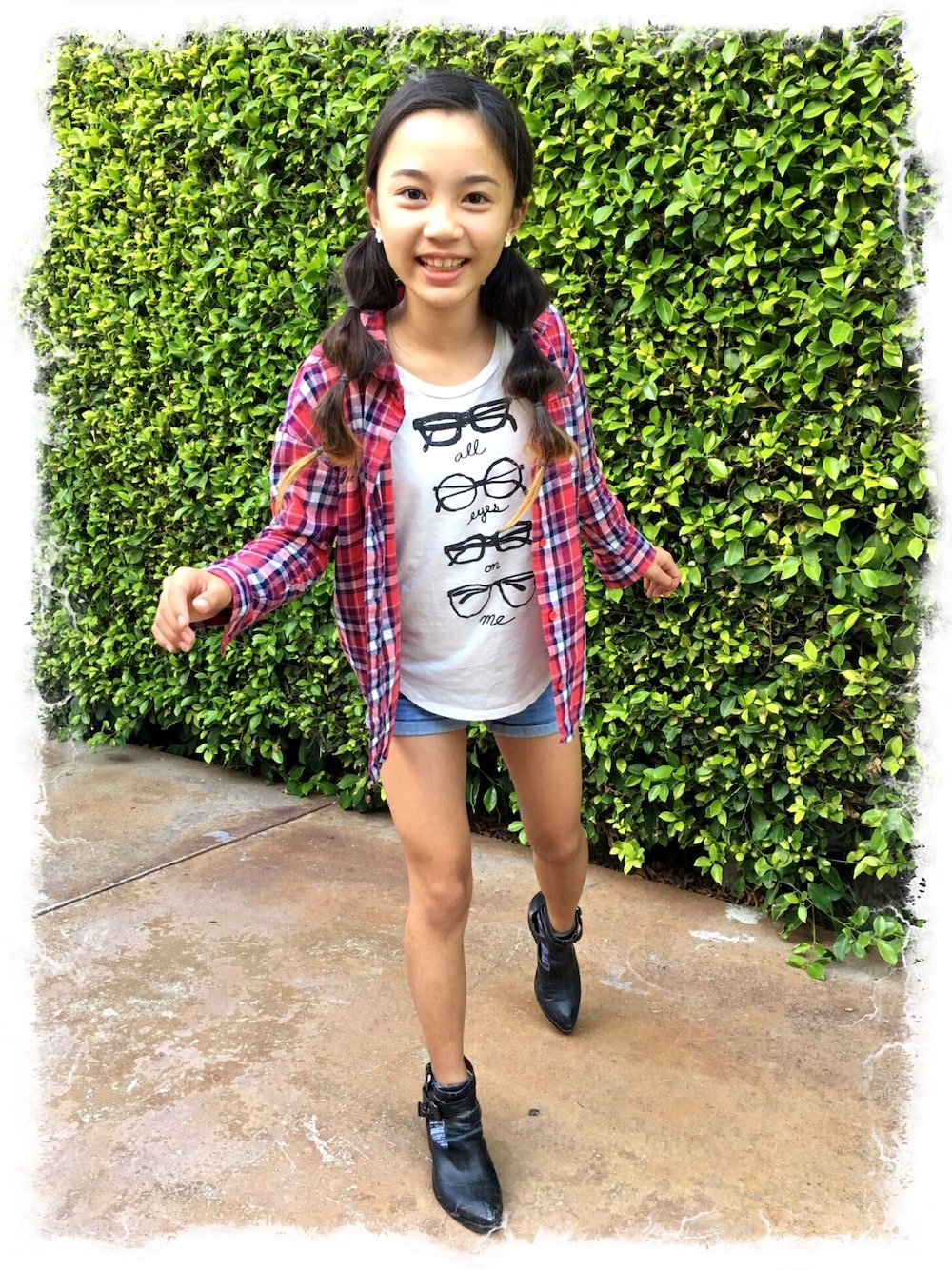 「ootd、summer、casual、cute glasses shirt、Cute、girly」｜「OLD NAVYのアイテム（Tシャツ/カットソー、ホワイト系）」を使った、puppyloveMさん（キッズ・142cm）の秋コーディネートの1枚目の写真