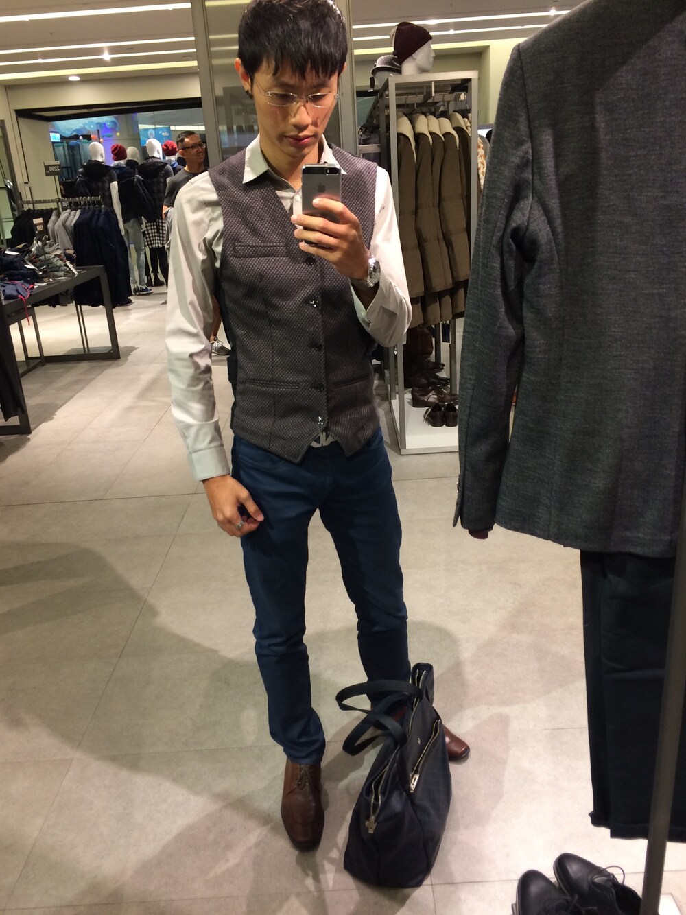「UNIQLOのアイテム（シャツ/ブラウス、グレー系）」を使った、Gatsby Leanさん（メンズ・172cm）の秋コーディネートの1枚目の写真