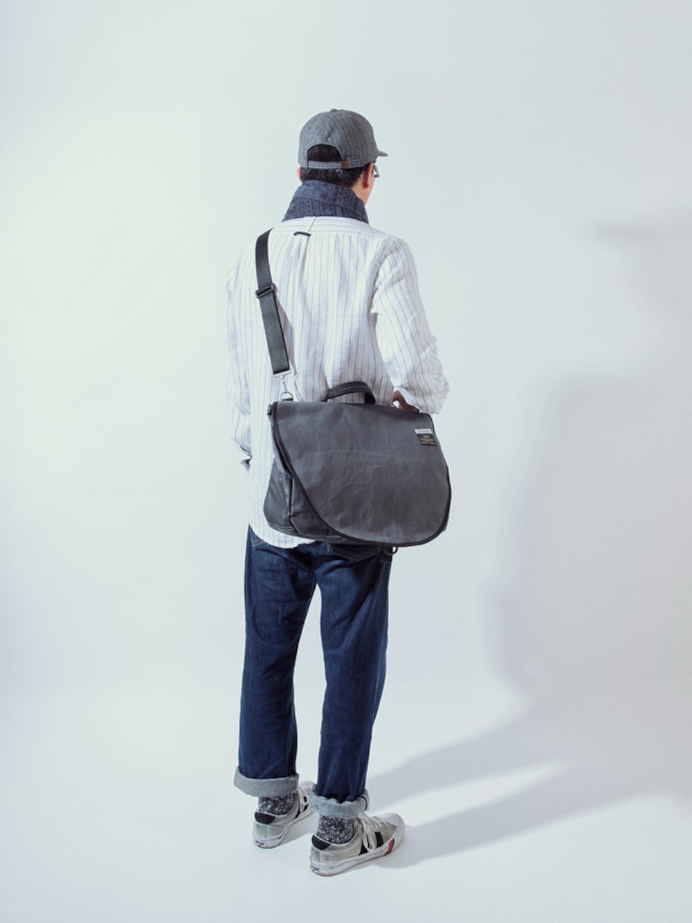 「バッグ、メッセンジャーバッグ、 MAIL BAG」｜「BLANKOFのPWC M2 16L MAIL BAG（メッセンジャーバッグ）」を使った、BENEDEFさん（メンズ・175cm）の冬コーディネートの1枚目の写真