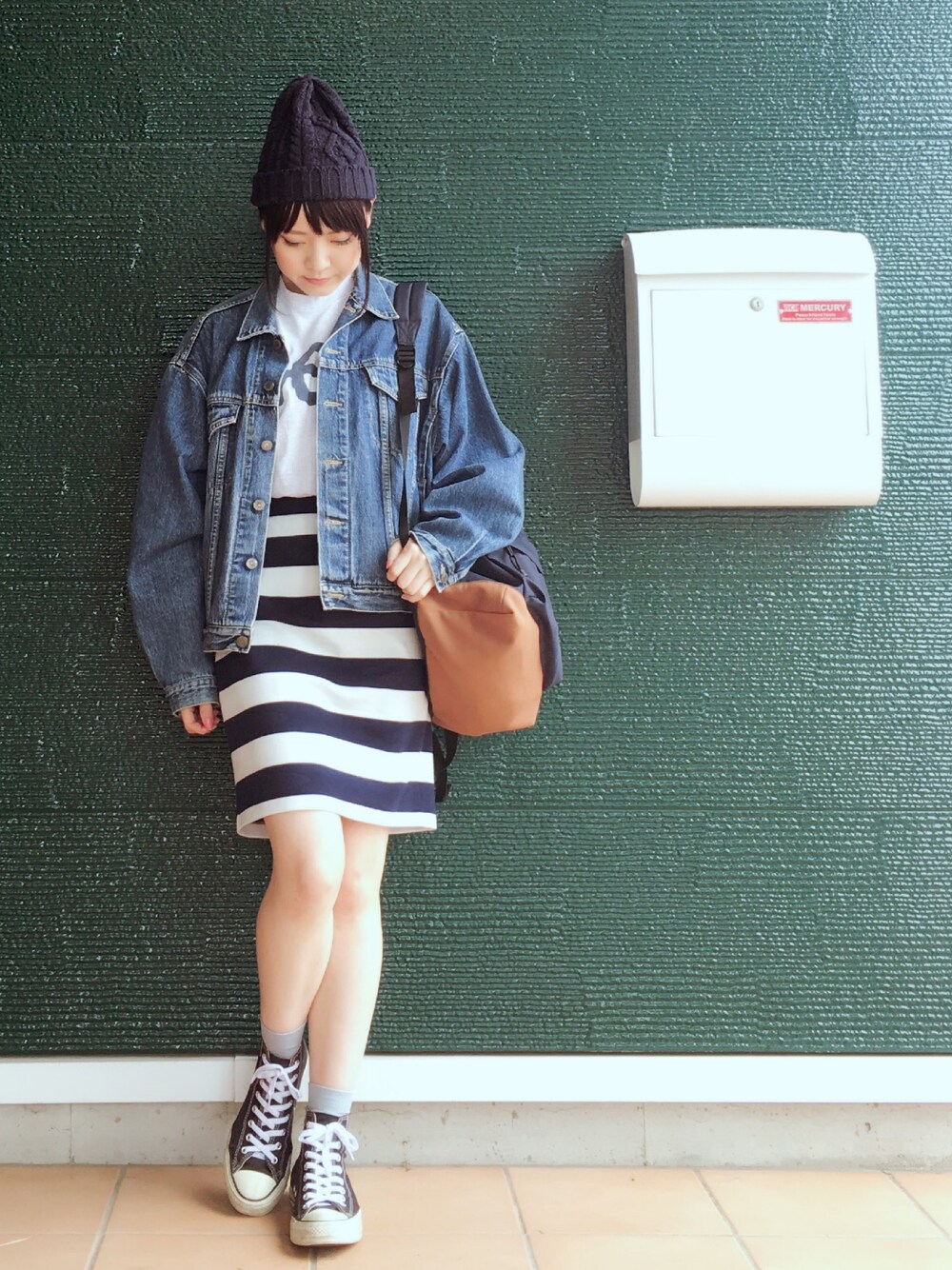 「ボーダー、デニム、デニムジャケット、LEE、コンバース、ニット帽、GU、アベイル」｜「GLOBAL WORKのA/Wリブワッチキャップ/549843（ニットキャップ/ビーニー、グレー系）」を使った、あむさん（レディース・166cm）の夏コーディネートの1枚目の写真