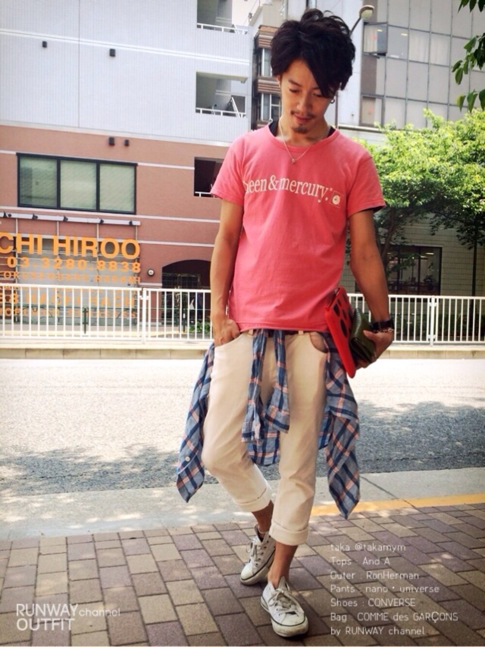 ピンク系のTシャツ/カットソー、ホワイト系のその他パンツ、ホワイト系のスニーカーを着用したメンズの夏コーディネートの1枚目の写真