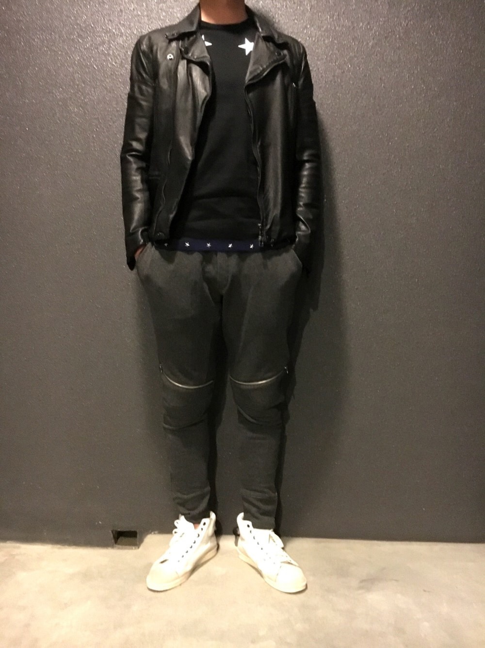 ブラック系のライダースジャケット、ブラック系のTシャツ/カットソー、グレー系のパンツを着用したメンズの秋コーディネートの1枚目の写真