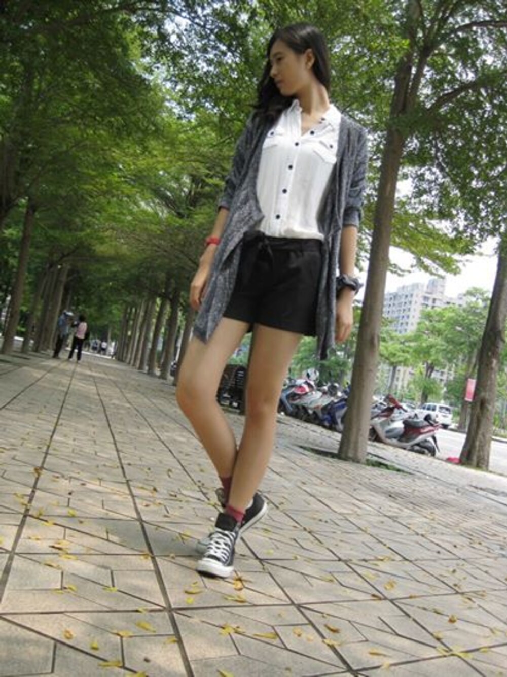 「black、knit、white、NET」｜「NETのcoveralls（つなぎ/オールインワン、ホワイト系）」を使った、Ritaさん（レディース・175cm）の夏コーディネートの1枚目の写真