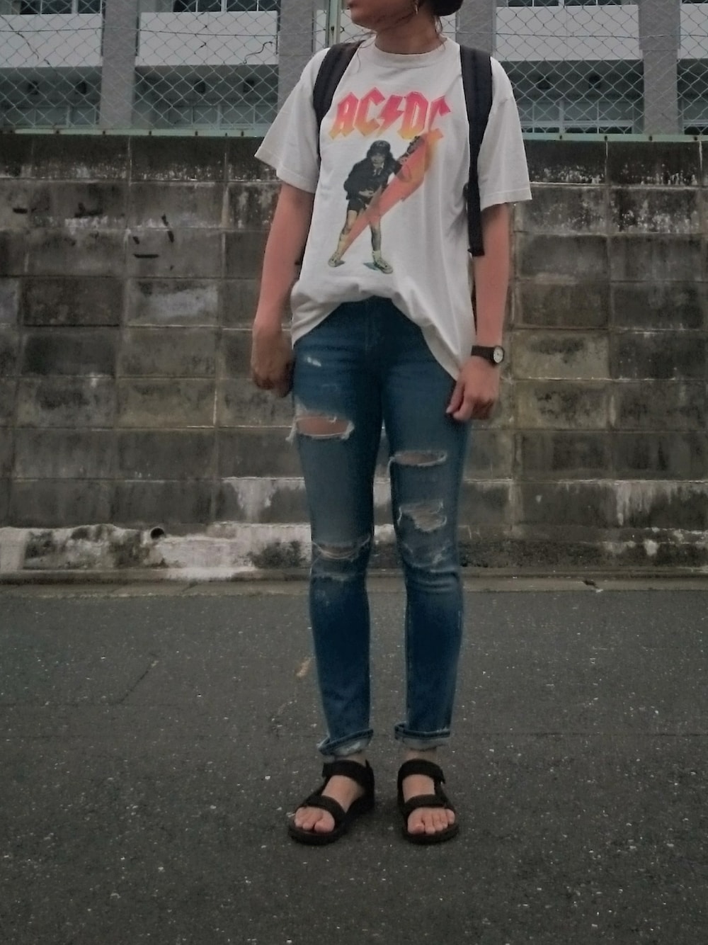 ブルー系のデニムパンツ、ホワイト系のTシャツ/カットソーを着用したレディースの夏コーディネートの1枚目の写真