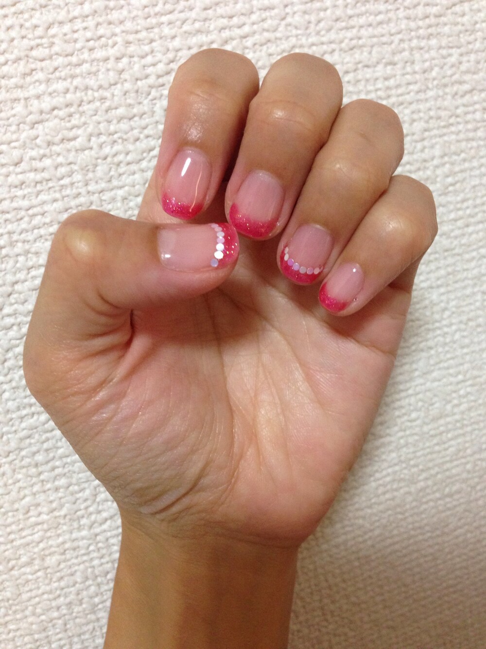 「ネイル、ジェルネイル、セルフネイル、ピンク、ホログラム、フレンチ」｜「その他のアイテム（その他ボディ・ヘアケア、ピンク系）」を使った、ヒロ♡さん（レディース・161cm）の夏コーディネートの1枚目の写真