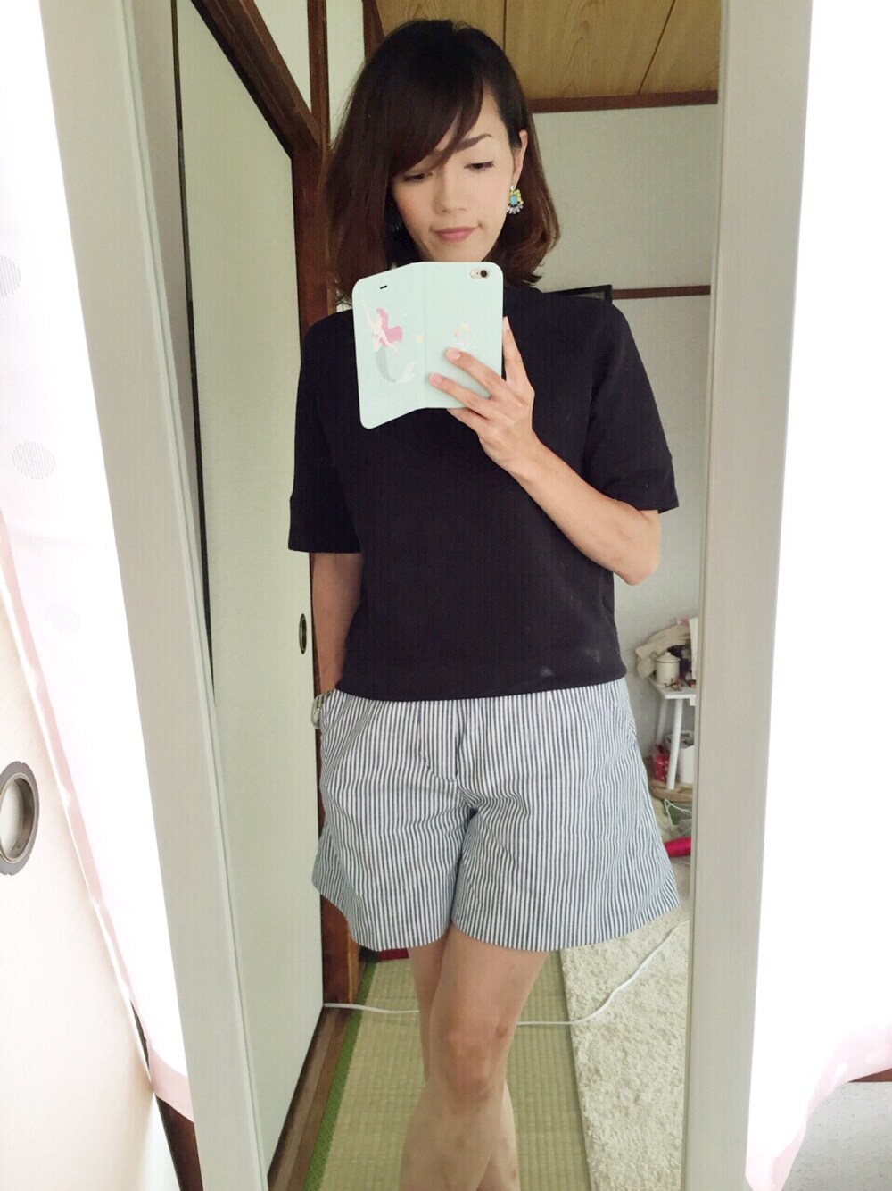 「かごバッグ、ショートパンツ、ストライプ、ストライプパンツ、海」｜「GUのアイテム（Tシャツ/カットソー、ブラック系）」を使った、ヒロ♡さん（レディース・161cm）の夏コーディネートの1枚目の写真