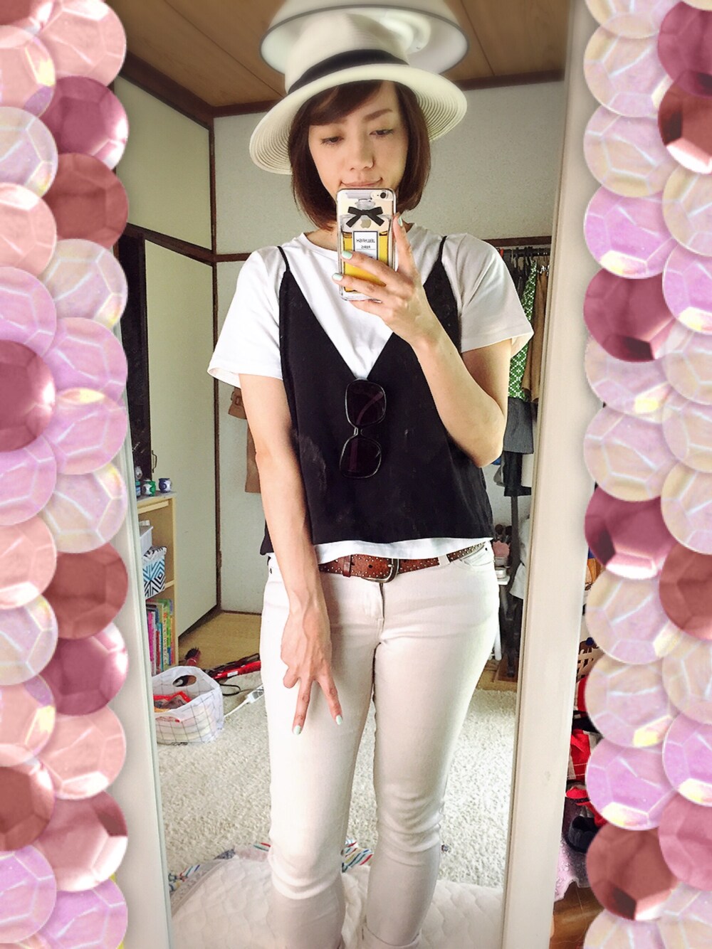 「大人カジュアル、サングラス、キャミソール、夏、Tシャツ、白Tシャツ、シンプルコーデ」｜「LOWRYS FARMのカリフォルニアＴシャツ＆サテンキャミセット　718199（Tシャツ/カットソー、ホワイト系）」を使った、ヒロ♡さん（レディース・161cm）の夏コーディネートの1枚目の写真