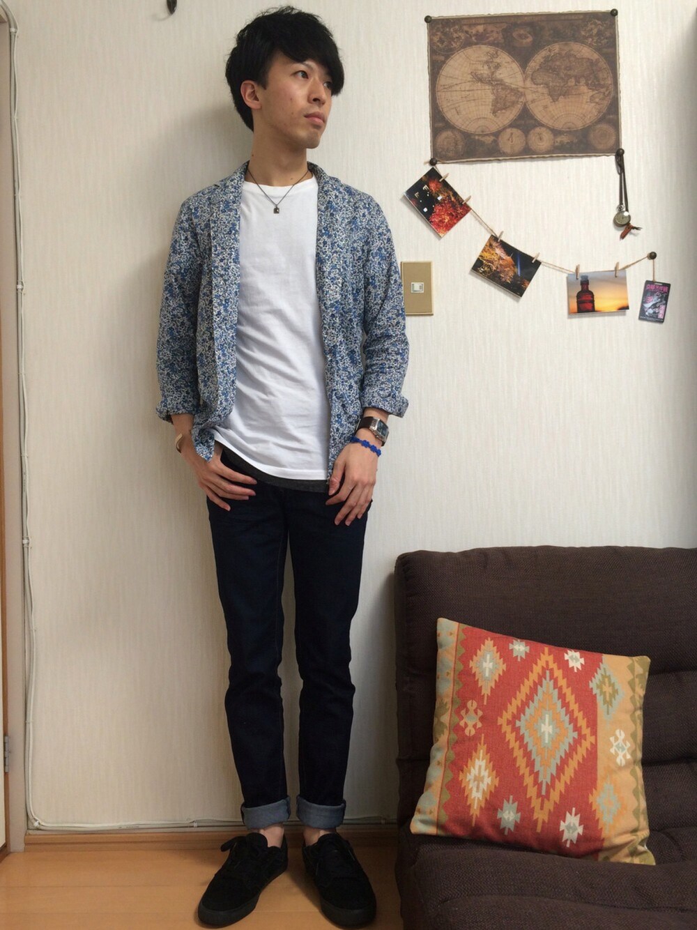 ブルー系のシャツ/ブラウス、グレー系のTシャツ/カットソー、ブルー系のデニムパンツを着用したメンズの春コーディネートの1枚目の写真