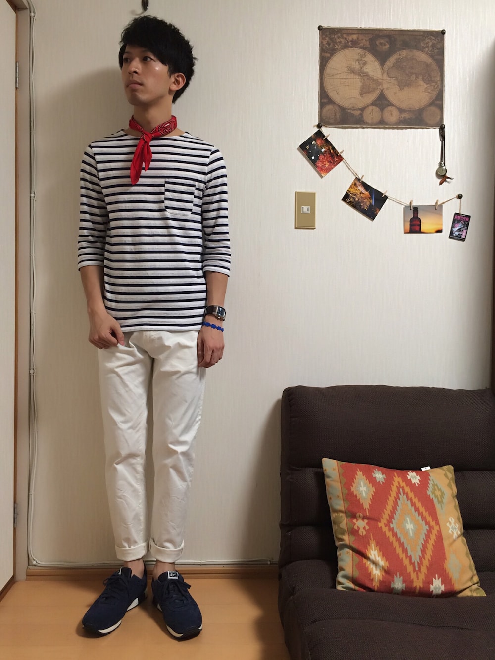 ブルー系のTシャツ/カットソー、ホワイト系のその他パンツ、ブルー系のスニーカーを着用したメンズの春コーディネートの1枚目の写真