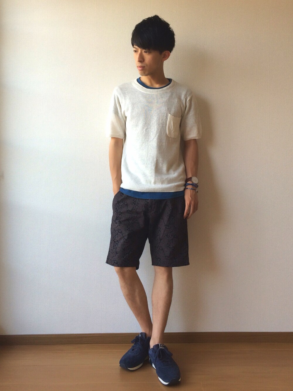 ホワイト系のTシャツ/カットソー、ブルー系のTシャツ/カットソー、グレー系のその他パンツを着用したメンズの夏コーディネートの1枚目の写真