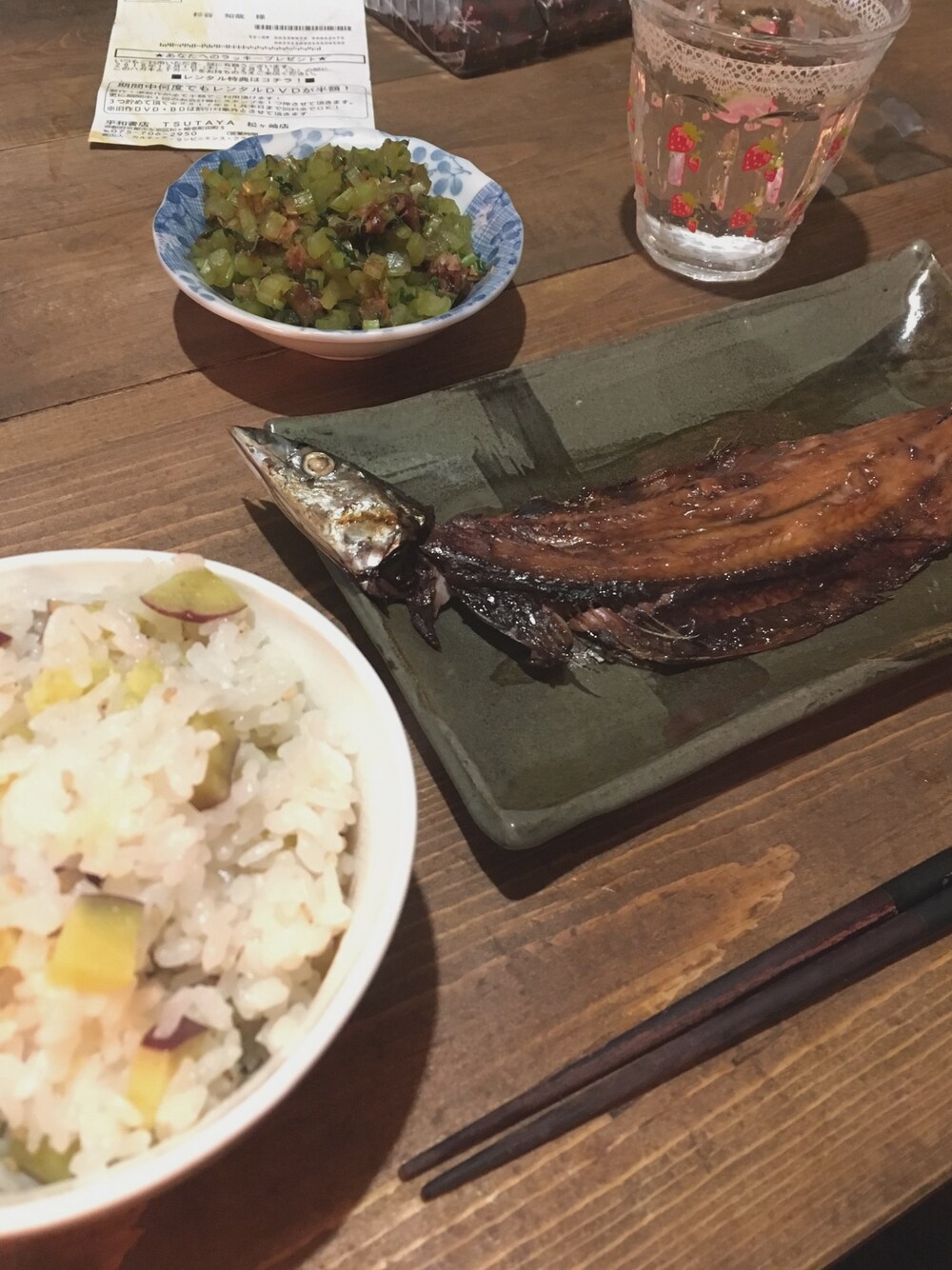 ブラウン系のシューズ、ホワイト系のトップス、グリーン系のアクセサリーを着用したメンズの冬コーディネートの1枚目の写真