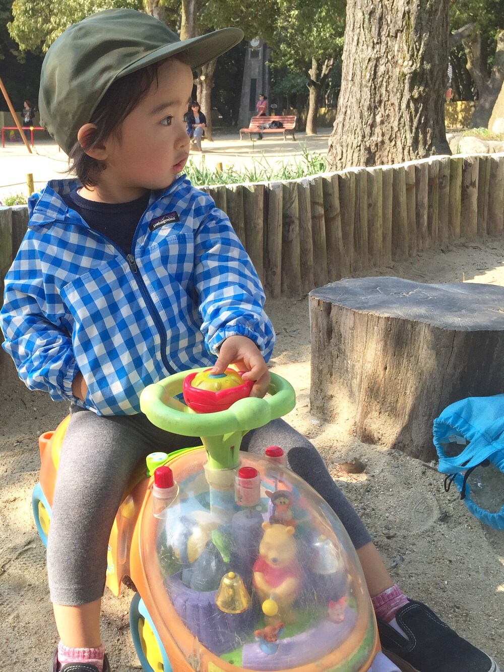 「kids、kidsfashion、キッズコーデ、パーカー、キャップ、ギンガムチェック」｜「patagoniaのPATAGONIA Jackets（ジャケット/アウター、ブルー系）」を使った、komipiさん（キッズ・90cm）の春コーディネートの1枚目の写真