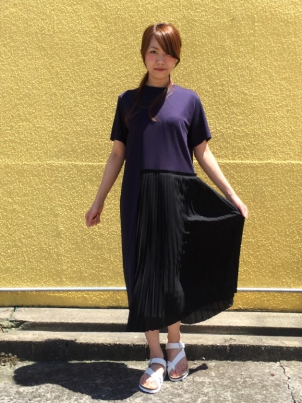 ブルー系のワンピースを着用したレディースの夏コーディネートの1枚目の写真