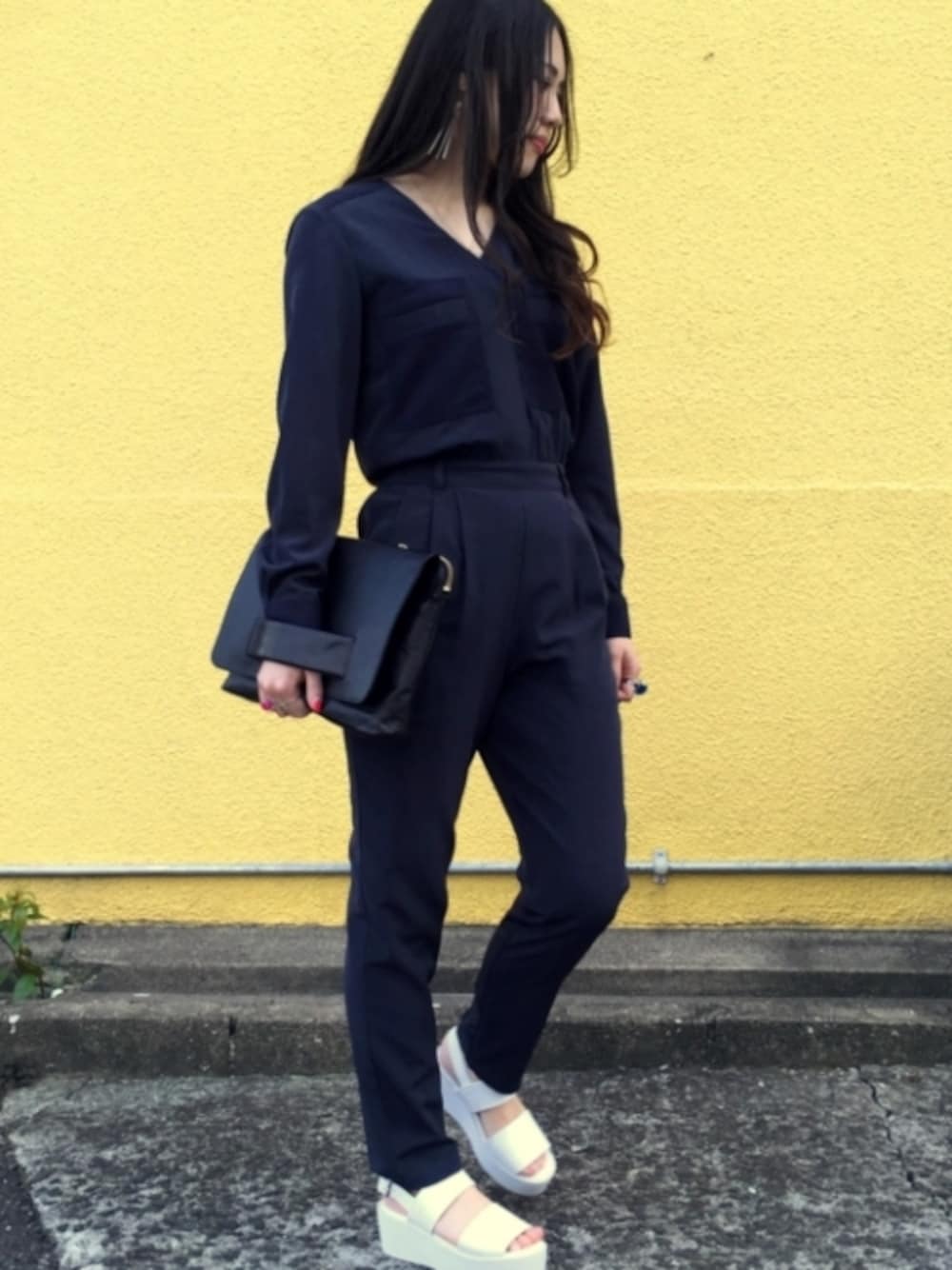 ブルー系のつなぎ/オールインワン、ブラック系のクラッチバッグ、ホワイト系のサンダルを着用したレディースの夏コーディネートの1枚目の写真