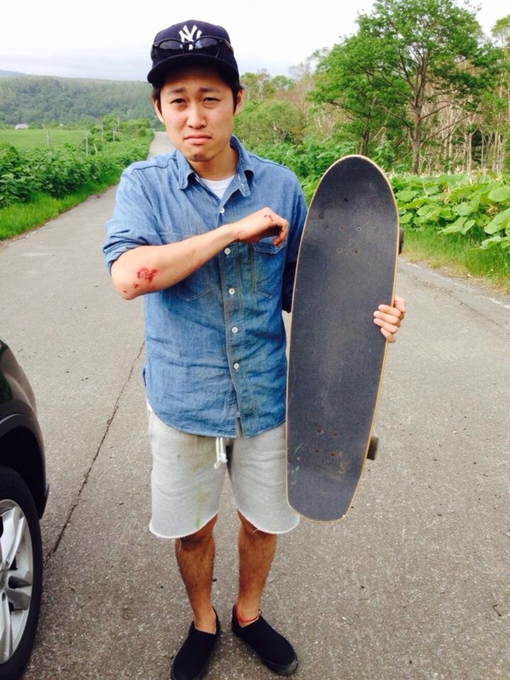 「VANS、スケボー、men、膝上ショーツ、転んだ」｜「NEW ERAの5950 NEYYAN CITY LANDSCAPE（キャップ、ブルー系）」を使った、郵ちゃん。さん（メンズ・182cm）の夏コーディネートの1枚目の写真