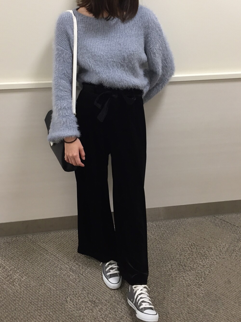 「ベロアパンツ、ニット、ブラック、水色、GU、Kastane、コンバース」｜「CONVERSEのCONVERSE コンバース ALL STAR HI オールスター ハイ　CHARCOAL（スニーカー、グレー系）」を使った、manaさん（レディース・162cm）の秋コーディネートの1枚目の写真