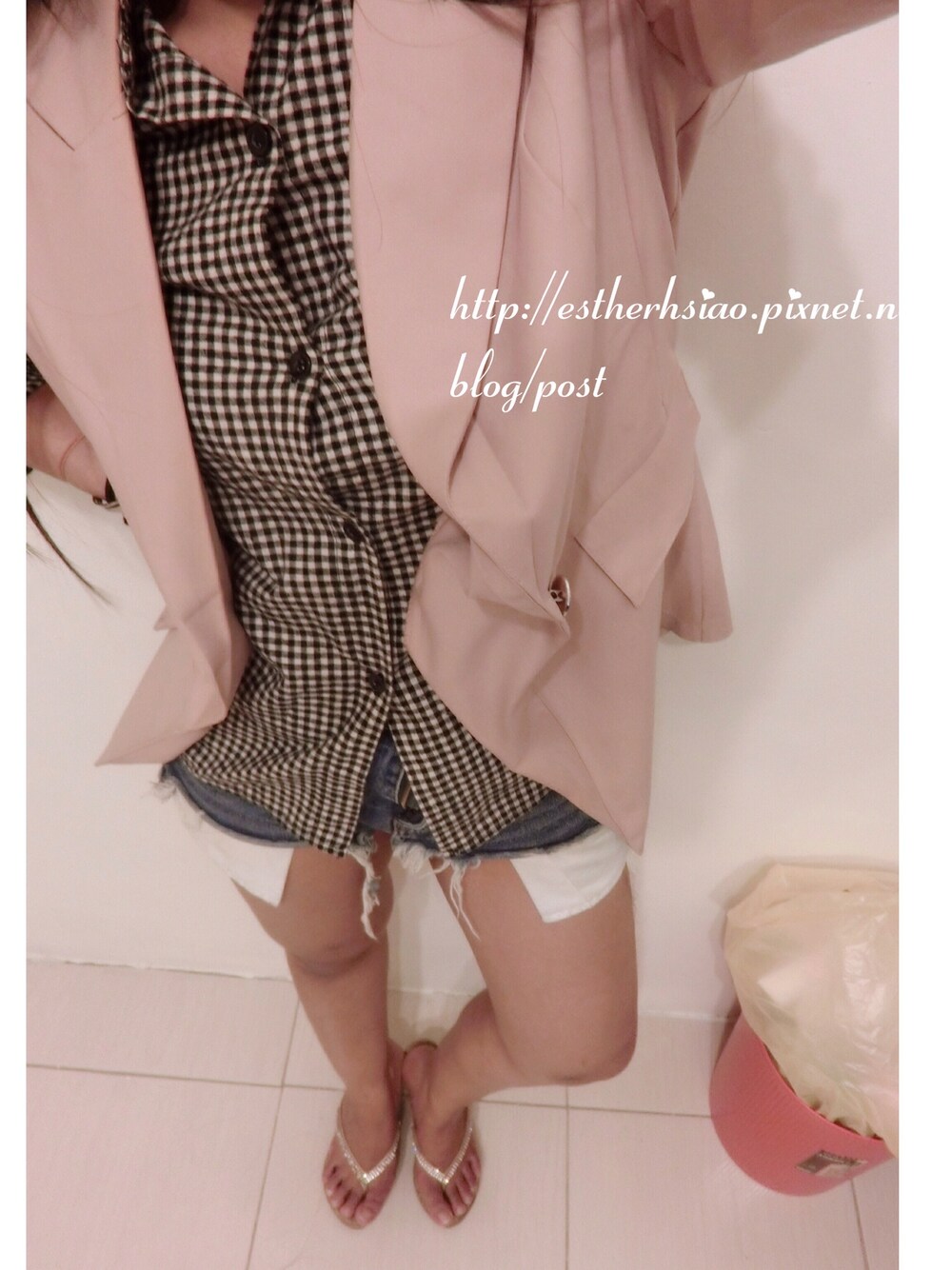 「格子襯衫、西裝外套、牛仔短褲」｜「TOMMY HILFIGERのTWILL BOYFRIEND BLAZER（テーラードジャケット、その他）」を使った、Katrina Jianさん（レディース・152cm）の夏コーディネートの1枚目の写真