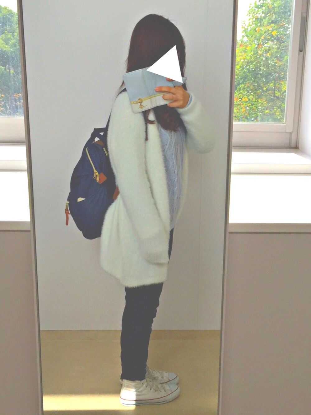 ブルー系のニット/セーター、ホワイト系のその他アウター、ブルー系のバックパック/リュックを着用したレディースの秋コーディネートの1枚目の写真