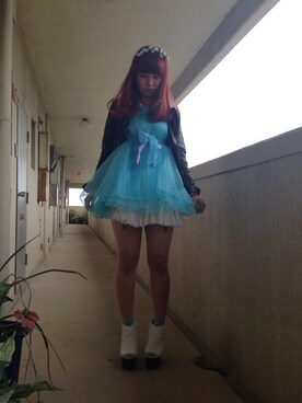 「Jeffrey Campbell（ジェフリーキャンベル）のスケートシューズ（その他シューズ、ホワイト系）」を使った、レイナさん（レディース・163cm）の春コーディネート