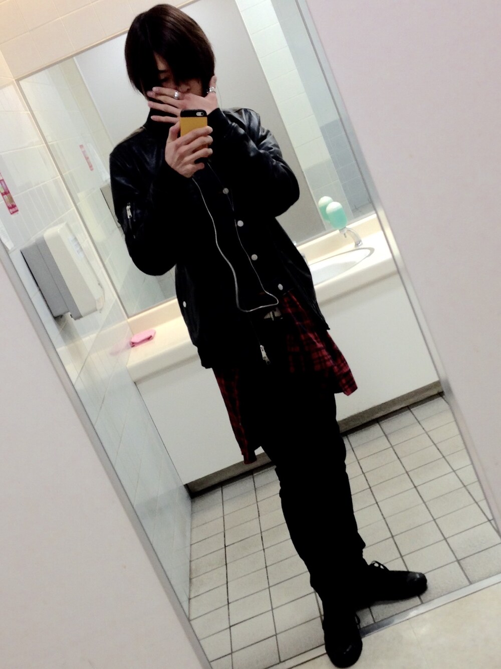 ブラック系のブルゾン、ブラック系のその他パンツ、ブラック系のスニーカーを着用したメンズの冬コーディネートの1枚目の写真