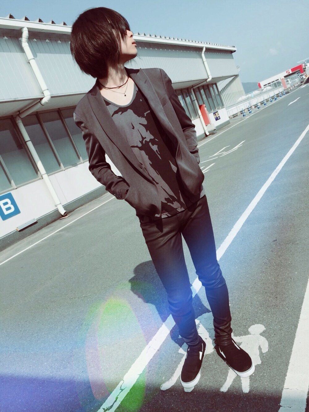 グレー系のテーラードジャケット、グレー系のTシャツ/カットソー、ブラック系のデニムパンツを着用したメンズの春コーディネートの1枚目の写真