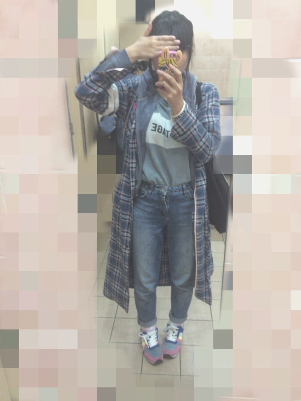 ブルー系のTシャツ/カットソーを着用したレディースの春コーディネートの1枚目の写真