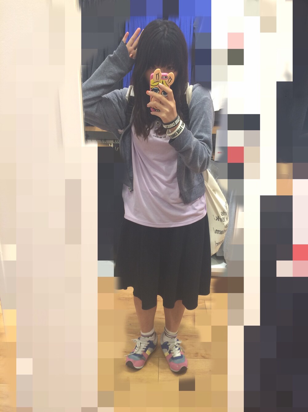パープル系のTシャツ/カットソー、その他のスニーカー、ブラック系のスカートを着用したレディースの春コーディネートの1枚目の写真