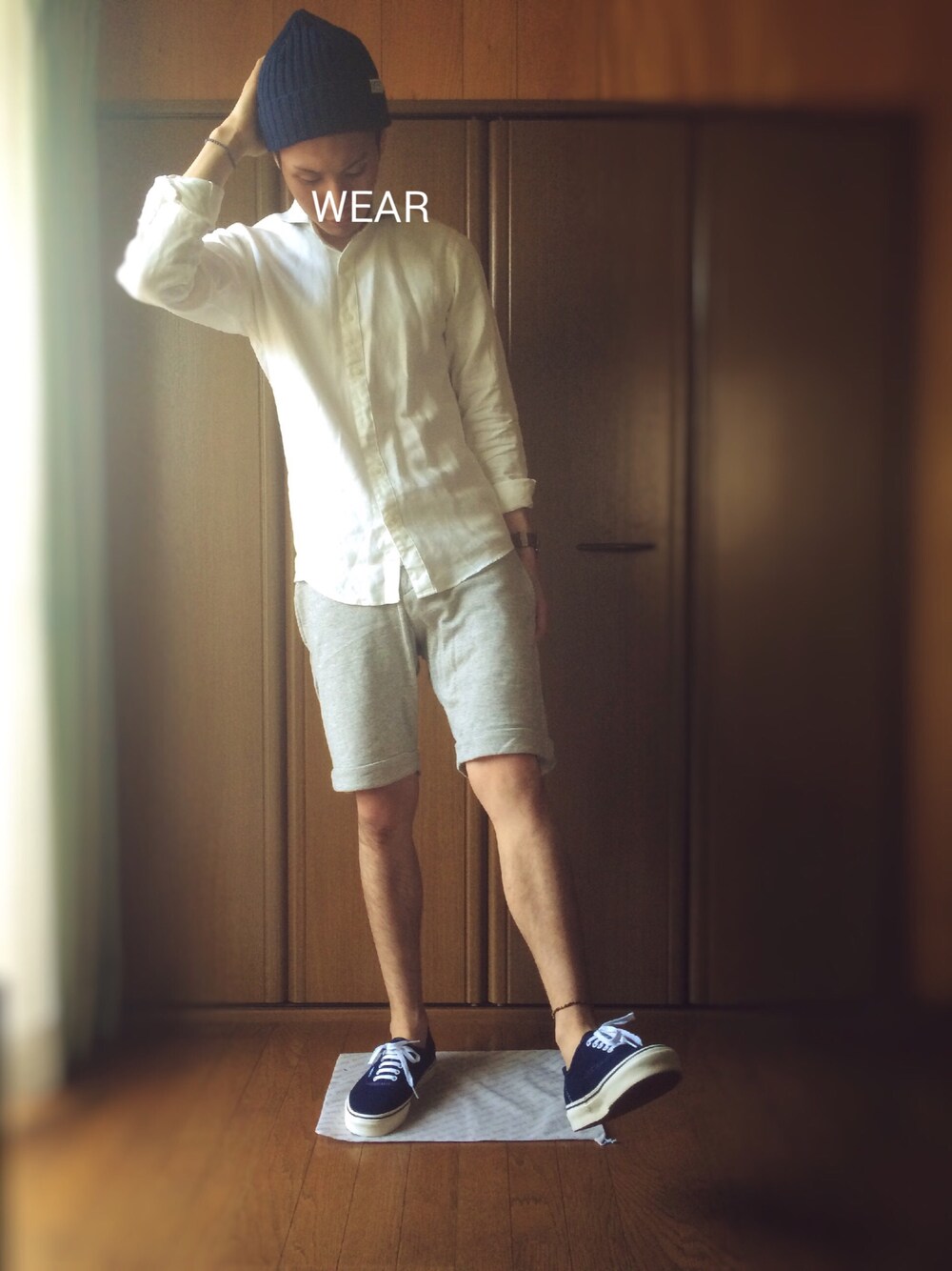 「Pachil隊‼︎、ニット帽、白シャツ、スウェットパンツ、ショーツ、スニーカー、VANS、アンクレット」｜「NANO universeのアイテム（シャツ/ブラウス、ホワイト系）」を使った、yokoshi_dさん（メンズ・176cm）の春コーディネートの1枚目の写真