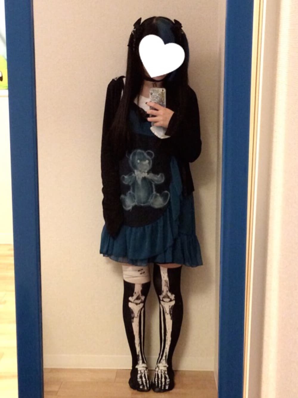 「ハーフツイン、うしじまいい肉、派手髪、青髪、KERA!」｜「nude n rudeのアイテム（パーカー、ブラック系）」を使った、こはるっぐるさん（レディース・154cm）の春コーディネートの1枚目の写真
