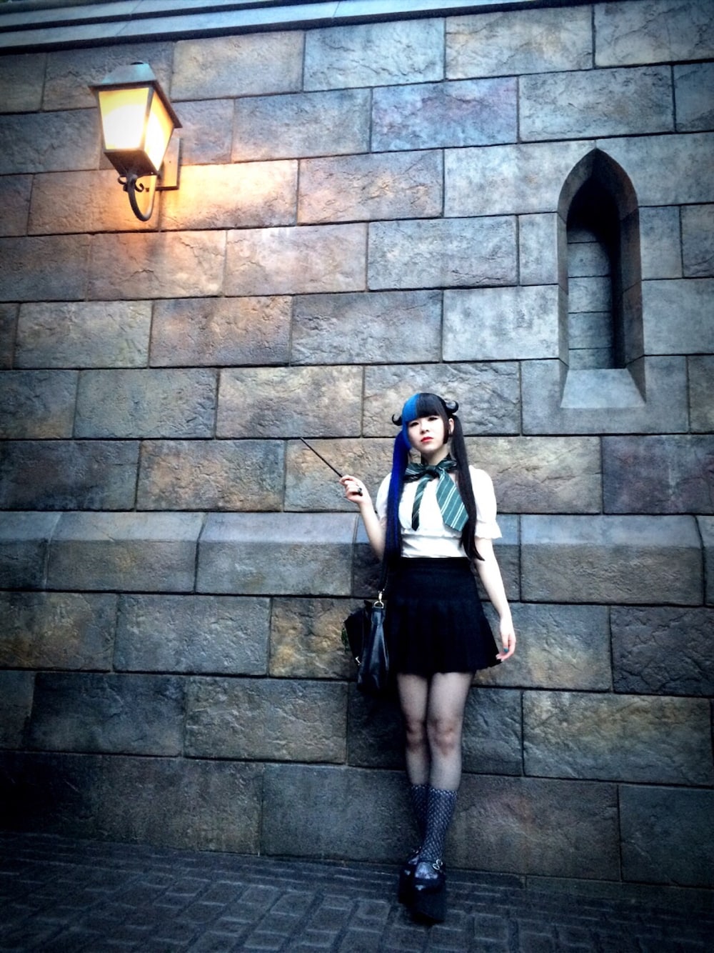 「ホグワーツ、USJ、制服、スリザリン、杖、ユニバ、ハリーポッター、蛇柄、プリーツスカート、ツインテール」｜「Moi-meme-Moitieのアイテム（シャツ/ブラウス、ホワイト系）」を使った、こはるっぐるさん（レディース・154cm）の夏コーディネートの1枚目の写真