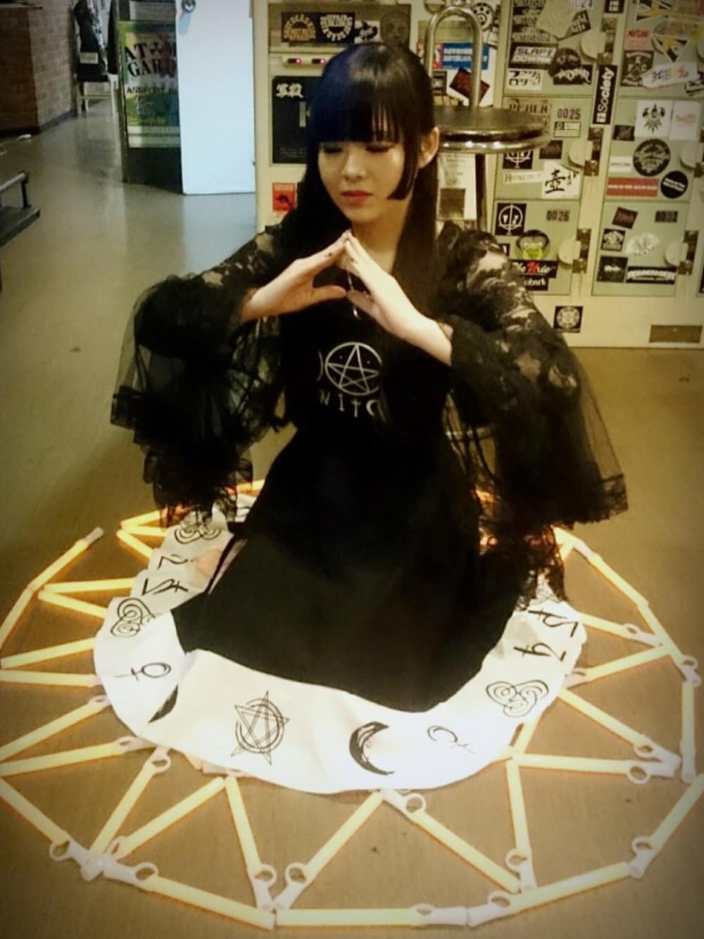 「ハロウィン、魔女コーデ、レース、黒、シースルー、ワンピース、魔法陣」｜「ぬーでんるーどのアイテム（シャツ/ブラウス、ブラック系）」を使った、こはるっぐるさん（レディース・154cm）の秋コーディネートの1枚目の写真