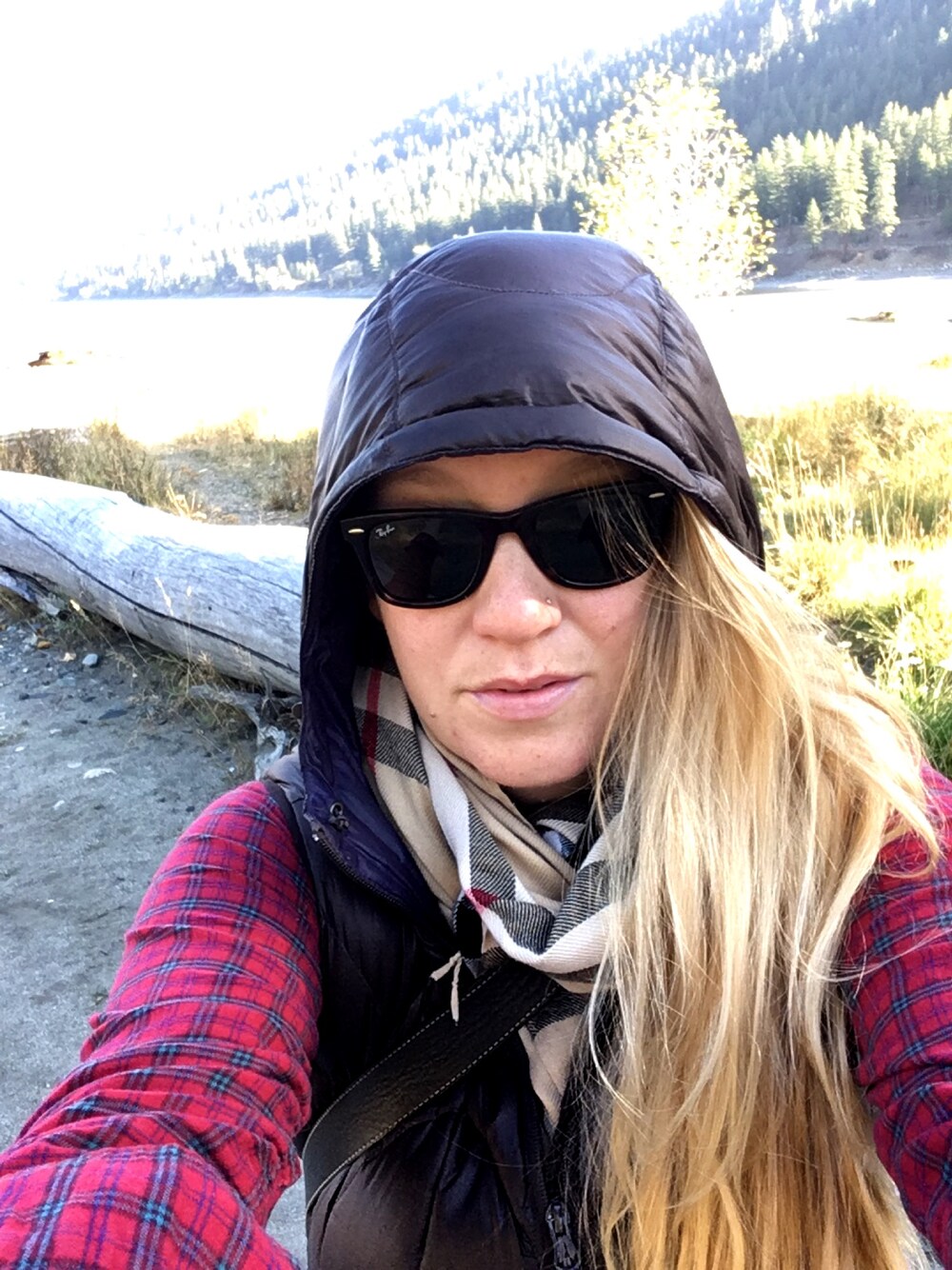 「R29HoodLife、mountains 、lake、burberry、ray ban、outdoor research」｜「Ray-BanのRay-Ban Highstreet Square Sunglasses（サングラス、ブラウン系）」を使った、Stefさん（レディース・178cm）の秋コーディネートの1枚目の写真