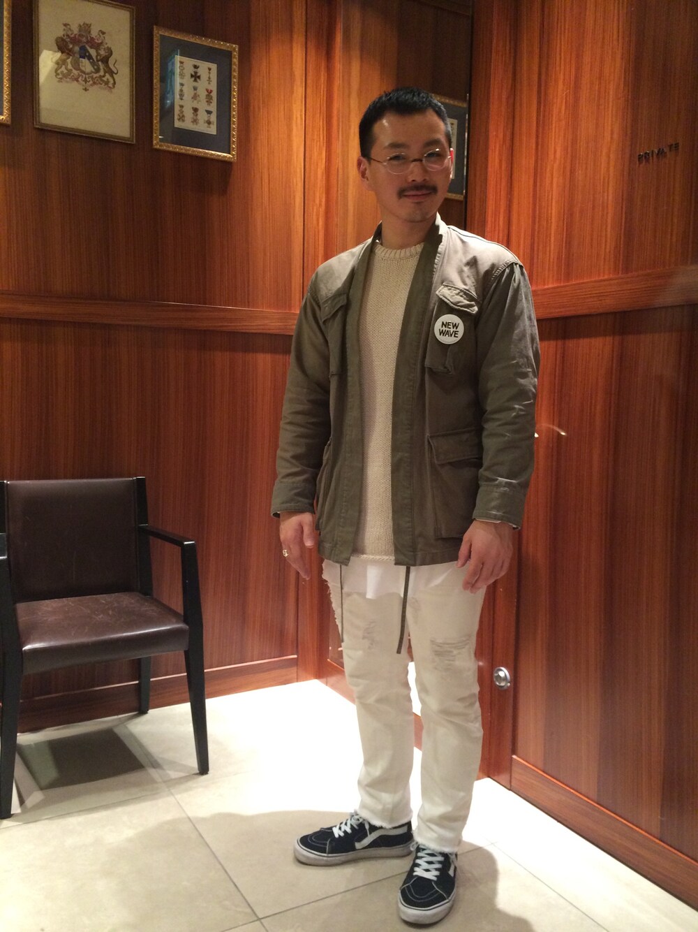 「united arrows、UNITED ARROWS & SONS、大宮」｜「UNITED ARROWS & SONSのΠUNITED ARROWS & SONS（ユナイテッドアローズ＆サンズ） MIL TOMMY SHIRT Π（ミリタリージャケット、グリーン系）」を使った、Yu Sasugaさん（メンズ・165cm）の冬コーディネートの1枚目の写真