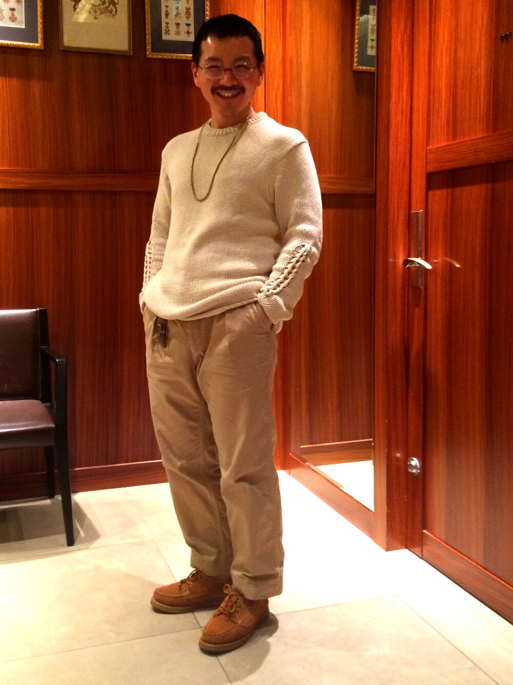 「ユナイテッドアローズ、united arrows、UNITED ARROWS & SONS、大宮、ルミネキャンペーン、10%OFF」｜「UNITED ARROWS & SONSのUNITED ARROWS & SONS（ユナイテッドアローズ＆サンズ） CTN CHINO（チノパンツ、ベージュ系）」を使った、Yu Sasugaさん（メンズ・165cm）の春コーディネートの1枚目の写真