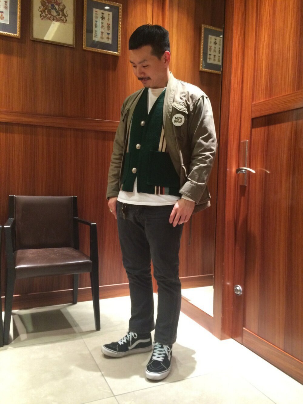 「united arrows、UNITED ARROWS & SONS、nonnative、大宮」｜「UNITED ARROWS & SONSのΠUNITED ARROWS & SONS（ユナイテッドアローズ＆サンズ） MIL TOMMY SHIRT Π（ミリタリージャケット、グリーン系）」を使った、Yu Sasugaさん（メンズ・165cm）の冬コーディネートの1枚目の写真