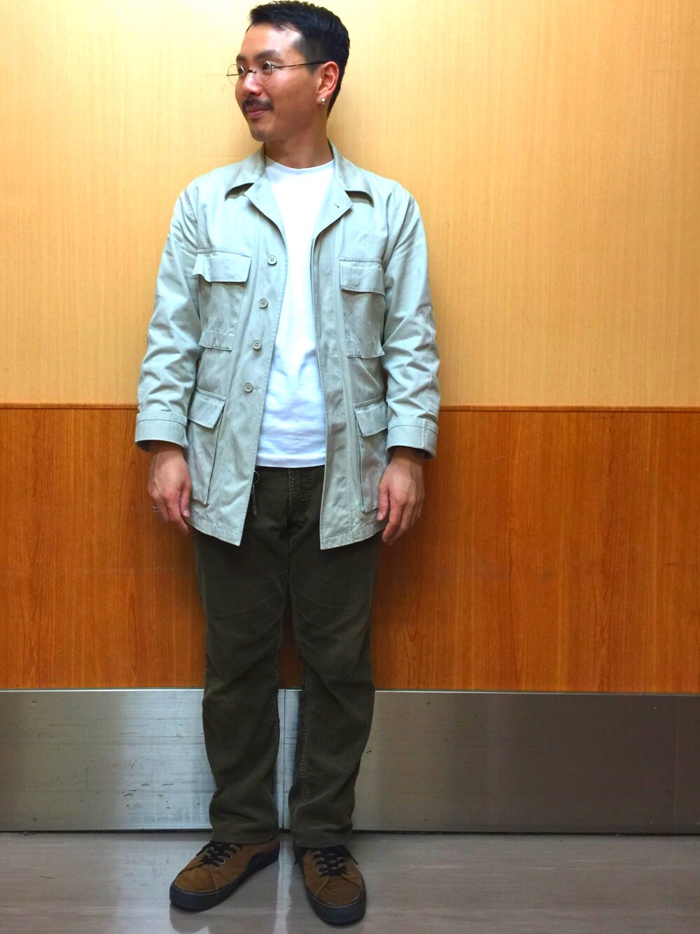 「カジュアル、united arrows、UNITED ARROWS & SONS、ユナイテッドアローズ、ユナイテッドアローズ＆サンズ、大宮」｜「VANSのVANS ヴァンズ AV CLASSIC AV クラシック VN000XB4IVE 16SP (SUEDE)TOBACCO（スニーカー、ブラウン系）」を使った、Yu Sasugaさん（メンズ・165cm）の夏コーディネートの1枚目の写真